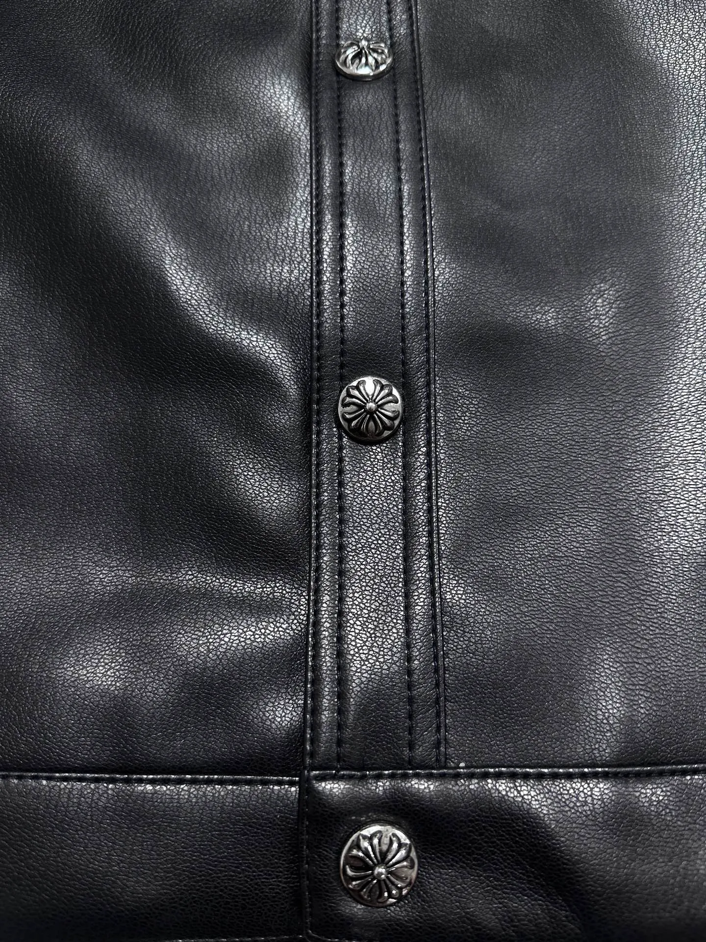 P800 💰 Chrome Heart*/Chrome Heart 24SS CH double-sleeved flame vine embroidered leather jacket. Originally purchased for 84,300, the fabric is custom-woven using black pebbled composite two-layer sheepskin material, custom-made silk jacquard logo lining, embroidery is processed using TAJIMA machine, appliqué embroidery technology, back imported template machine shape, customized genuine leather trademark, customized genuine leather size, customized 5.8cm metal logo mark, customized 18mm four-button buckle, customized 18mm two-button button, a full set of three-label accessories, exclusively produced.  Size：S/M/L